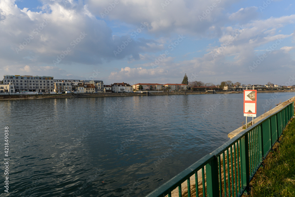 Obraz premium La Seine, écluse, Ablon sur Seine, Val de Marne, 94480