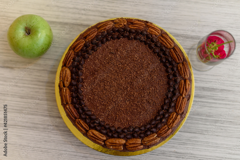 torta de chocolate, cenital, con manzana verde y flor roja torta de chocolate, cenital, con manzana verde y flor roja