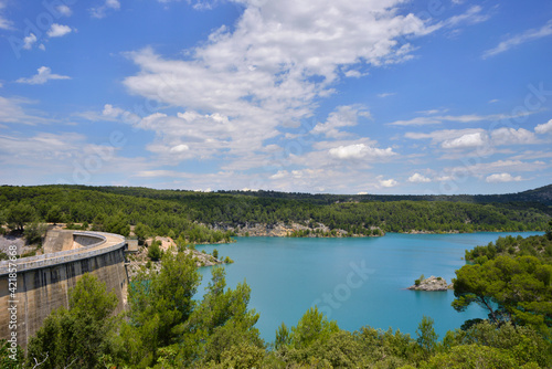 Barrage du Bimont et le lac, massif de la sainte Victoire, à Aix en Provence (13100), département des Bouches-du-Rhône en région Provence-Alpes-Côte-d'Azur, France