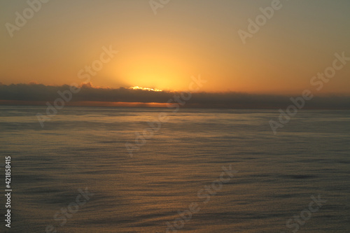 Sonneaufgang   ber dem Ozean