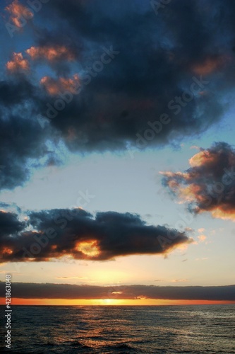 Sonnenaufgang   ber dem Meer