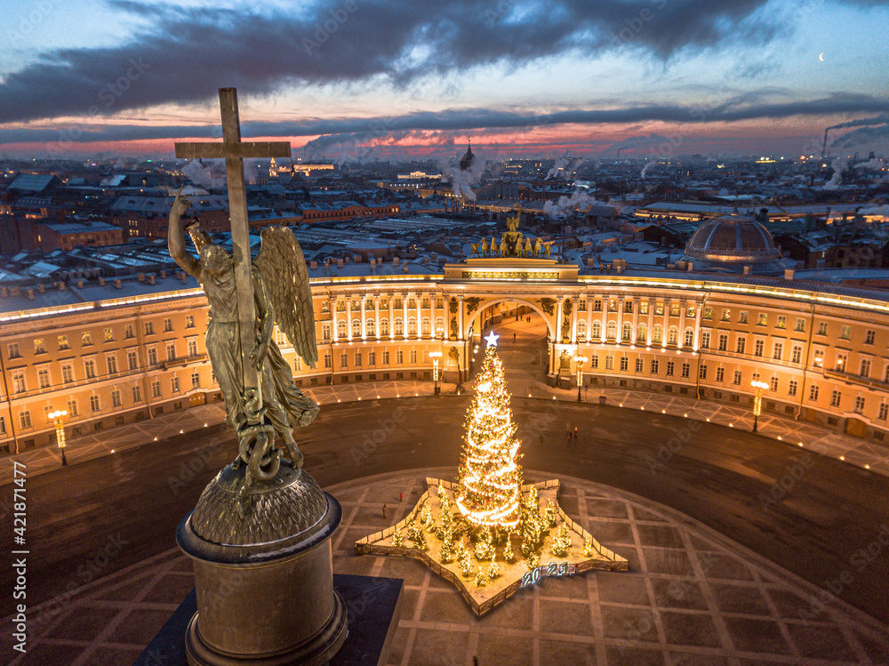 palace square in St. Petersburg