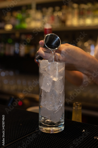 Una bebida refrescante a base de bebidas de verano