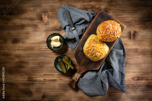 Φωτογραφία Tasty buns with cheese and sunflower seeds.