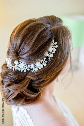 beautiful decoration for brides hair