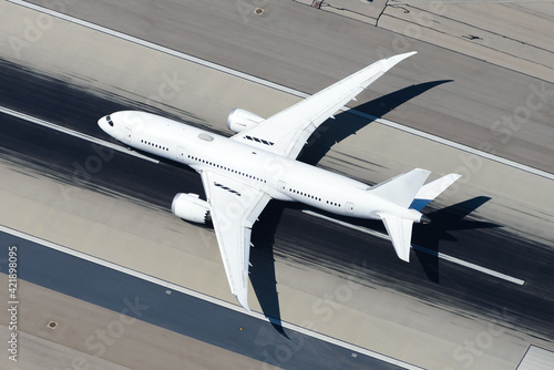 Foto Unidentified aircraft departing international airport runway