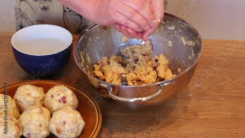 Formen von Südtiroler Speckknödeln.