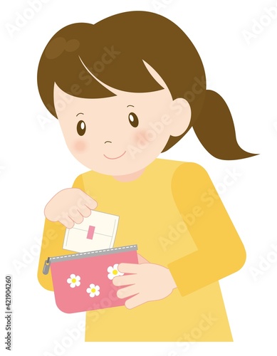ポーチから生理用ナプキンを取り出す女の子