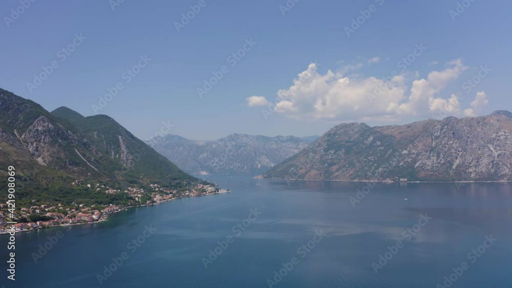 Montenegro. Boka Kotor Golf. Blick auf die malerische Küstenstadt Dobrota. Kotor.
Montenegro. Boka Kotor Golf. Blick auf die malerische Küstenstadt Dobrota. Kotor.