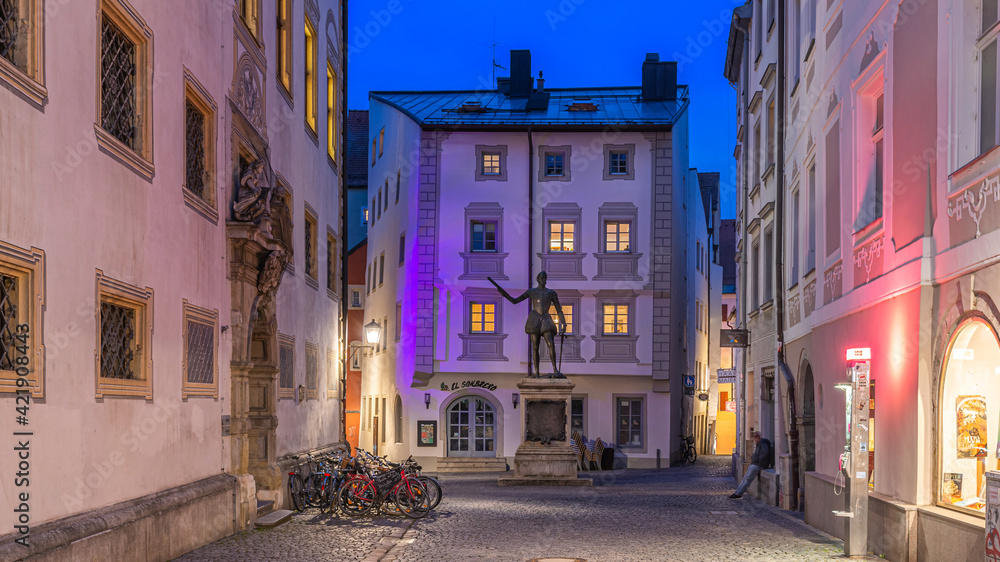 Fototapeta premium Zieroldsplatz mit der Statue von Don Juan D'Austria