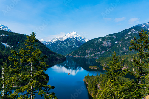 lake and mountains © Guillermo