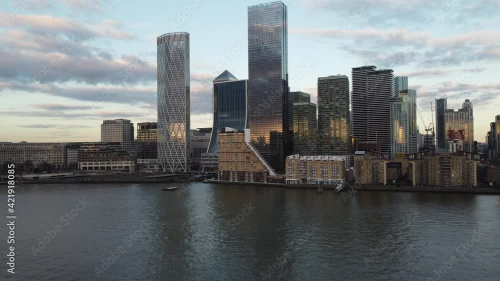 canary wharf skyline on the river thames late afternoon sunset canary wharf skyline on the river thames late afternoon sunset