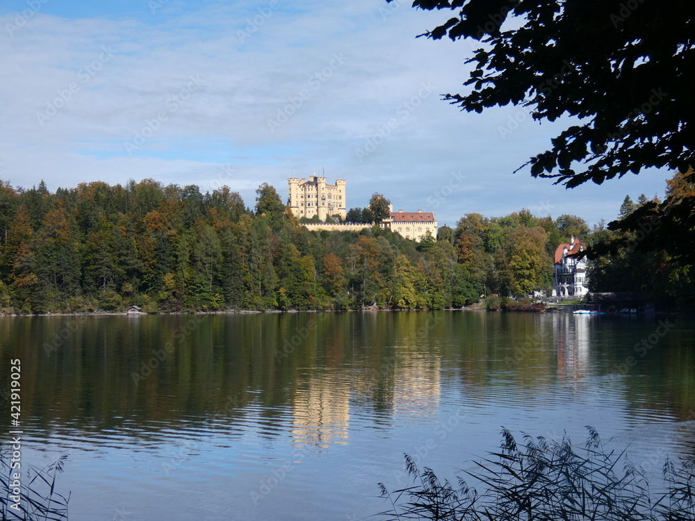 Schloss Hohenschwangau spiegelt sich im Alpsee