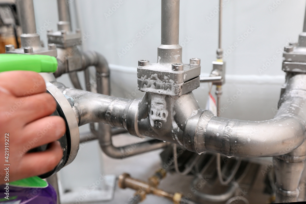 Foto de Leakproofing pressure test and leak detection test with bubble