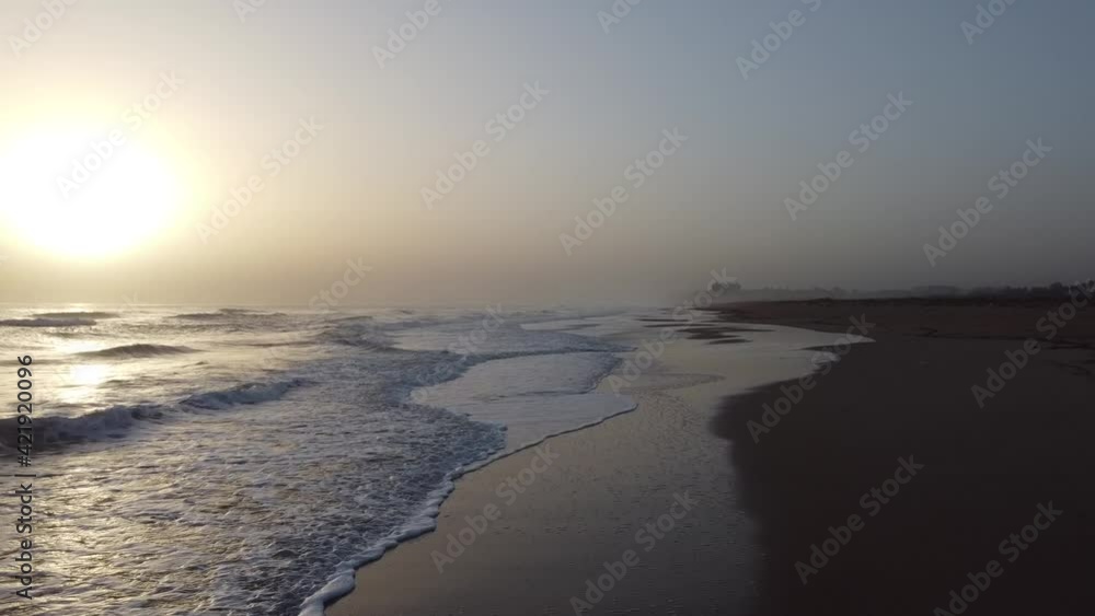 Videos con drone en playa mediterránea al amanecer Videos con drone en playa mediterránea al amanecer
