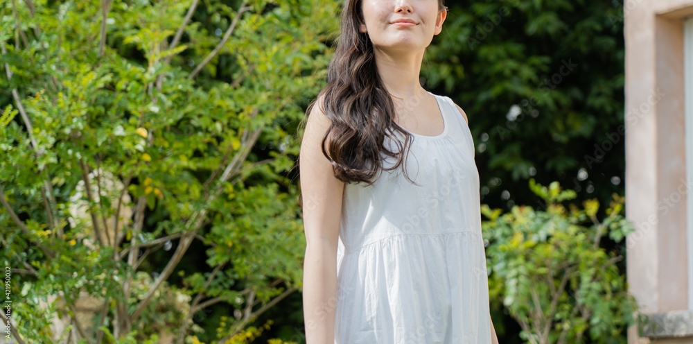 白いワンピースを着た若い日本人女性 白いワンピースを着た若い日本人女性