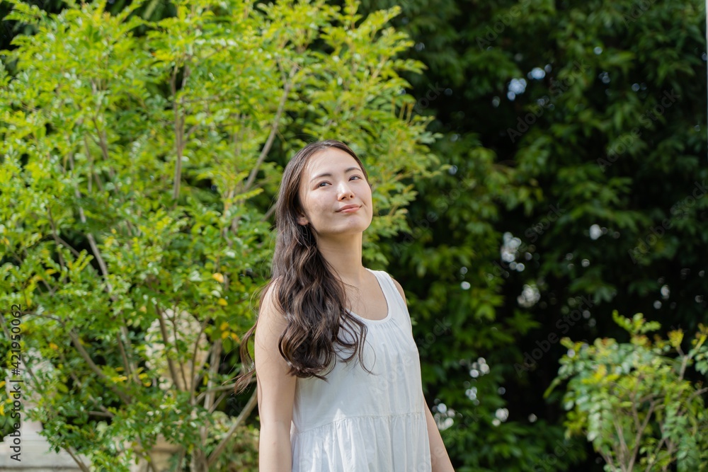 白いワンピースを着た若い日本人女性 白いワンピースを着た若い日本人女性
