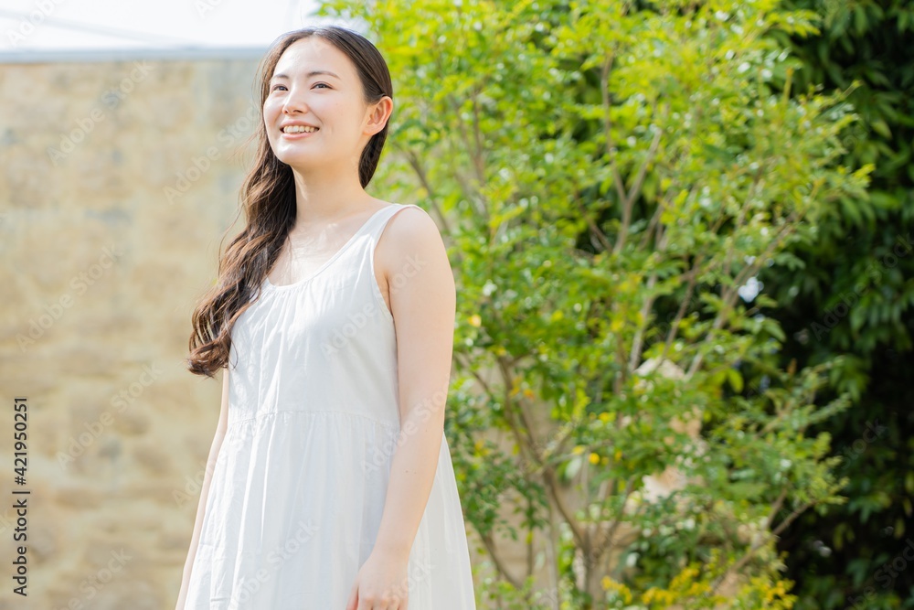 白いワンピースを着た若い日本人女性 白いワンピースを着た若い日本人女性