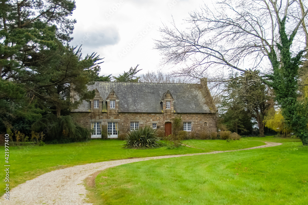 Obraz premium Brittany, Ile aux Moines island in the Morbihan gulf, a typical cottage 