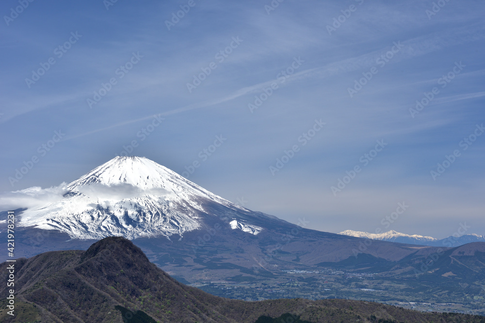 箱根明神ヶ岳からのぞむ春の富士山と南アルプス