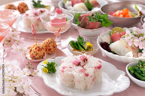 Home made spring lunch plate with cherry blossom rice, roast beef, sashimi, spring vegetables, cherry blossom tofu for cherry blossom viewing. お花見ランチ お花見御膳 さくら御膳 桜御膳 おうちでお花見