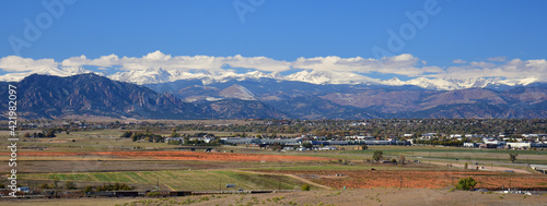 Fotografie panorama of the spectacular boulder flatirons and snow-capped front range of the