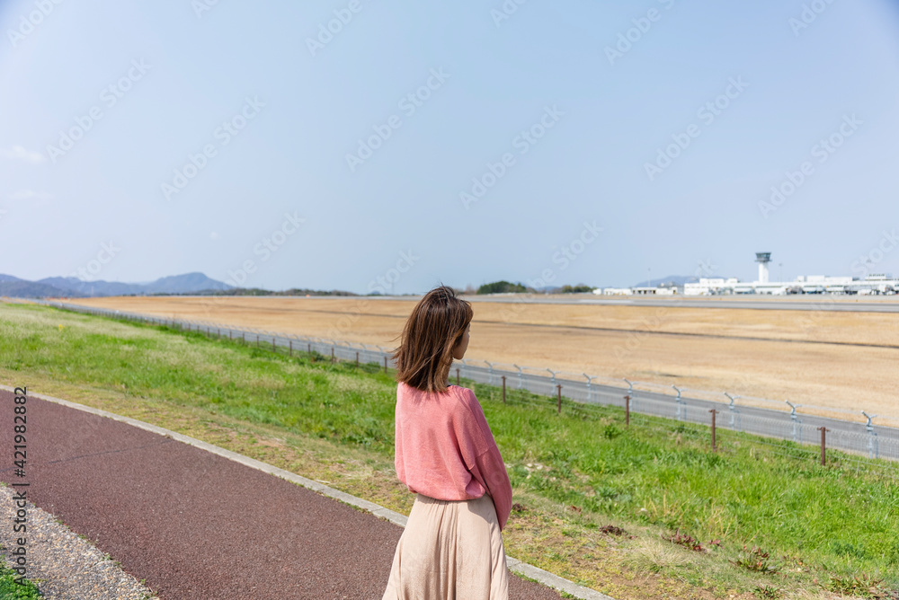 自然の多い田舎に住む女性 自然の多い田舎に住む女性
