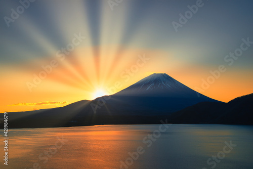 富士山に沈む夕日と太陽光線合成