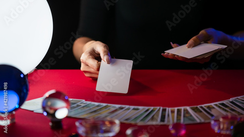 Obraz na płótnie Crop fortune teller showing blank card