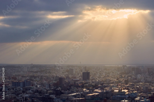 光、太陽光、曇り、光芒、曇り時々晴れ、那覇市、市街地、沖縄、首里、西のアザナ、風景、景色、壮大、神々しい、自然、空、雲、観光地、世界遺産、太陽、海、日本、屋外、背景、雄大、観光、南国、街、ビル、市街、町並み、神秘的、日光、美しい、朝、昼、首里城、コピースペース、きれい、幻想的、綺麗、街並み、アジア、都市風景、広大、都市、晴れ、明るい、きらきら、雲間
