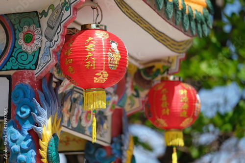 Red lanterns are used to decorate important Chinese festivals.