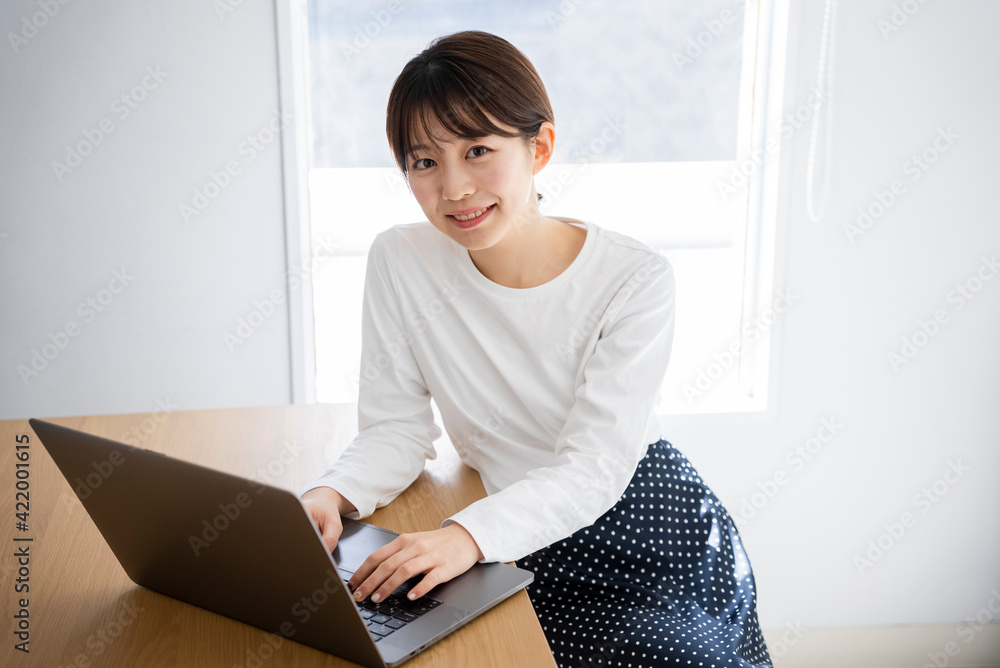 パソコンをする女性 パソコンをする女性