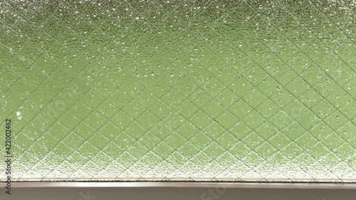 窓を伝う雨粒　梅雨イメージ