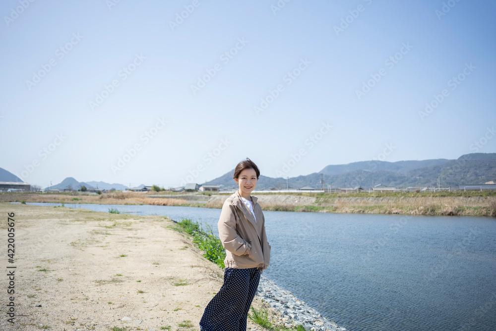 自然の多い街に住む女性