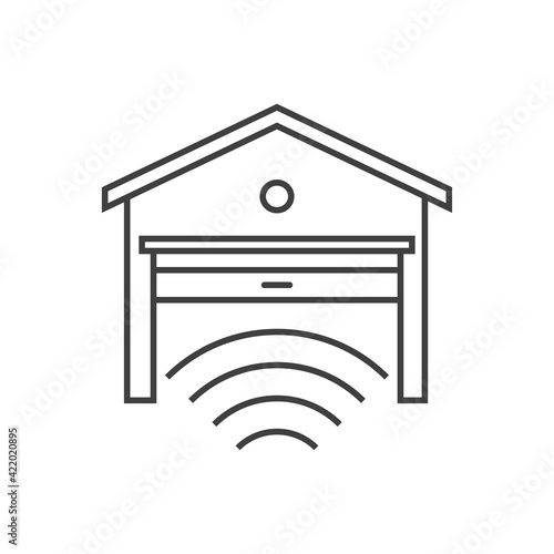 Puerta abierta de garaje de casa con control remoto con lineas en color gris
