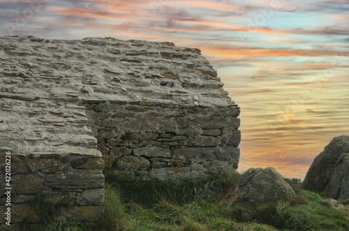 Altes keltisches Steinhaus vor dramatischem Himmel