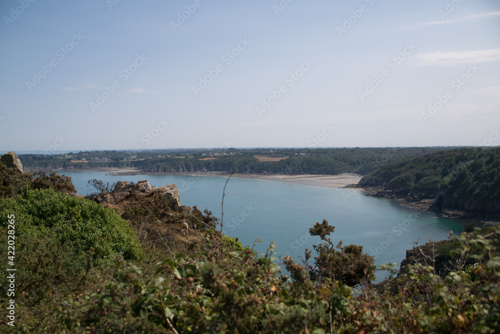 Vue sur la mer et les îlets de la pointe de Plouha, à Plouha dans les Côtes-d'Armor en Bretagne.	
