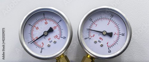 Foto Two ressure gauges input and outpit line range 0-40 Bar and PSI