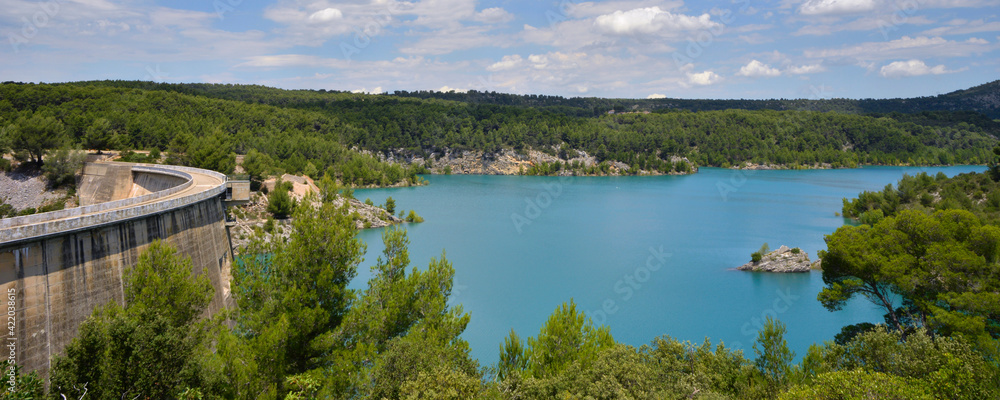 Panoramique barrage du Bimont et le lac, massif de la sainte Victoire, à Aix en Provence (13100), département des Bouches-du-Rhône en région Provence-Alpes-Côte-d'Azur, France