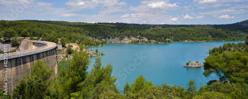 Panoramique barrage du Bimont et le lac, massif de la sainte Victoire, à Aix en Provence (13100), département des Bouches-du-Rhône en région Provence-Alpes-Côte-d'Azur, France
