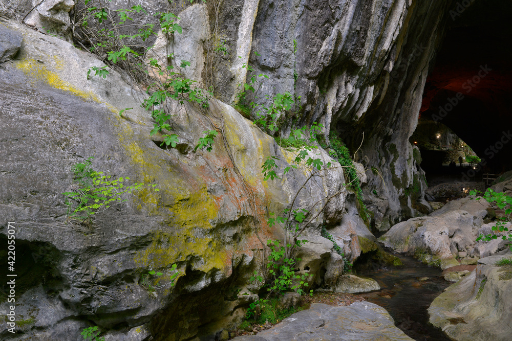 Au coeur des roches à l'entrée de la grotte des sorcières de Zugarramurdi, Pyrénées Espagnoles, Espagne