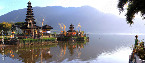 Wassertempel mit Bratan-See  Pura Ulun Danu Bratan  Bali  Indonesien  Asien  Panorama