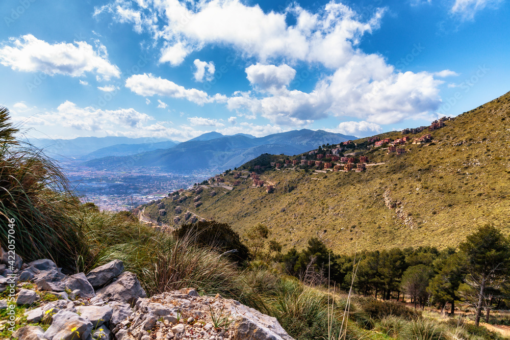 Obraz premium Spring Hills of Sicily at the Coast near Palermo