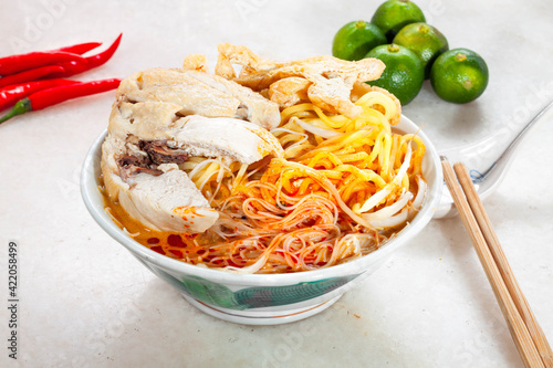 Fotografie curry noodles with steamed chicken