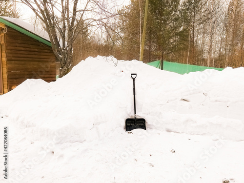 Snow removal at the dacha. The height of the snowdrift is greater than the length of the shovel. Preparing the garden for the summer season.