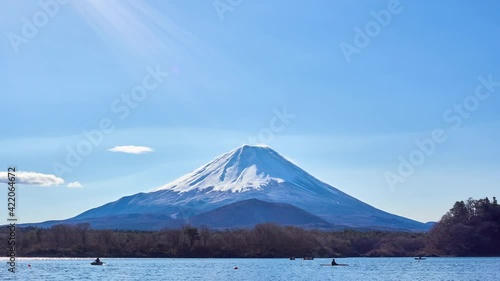 3月、快晴の精進湖の湖畔より冠雪している富士山を望む タイムラプス 山梨県 富士河口湖町