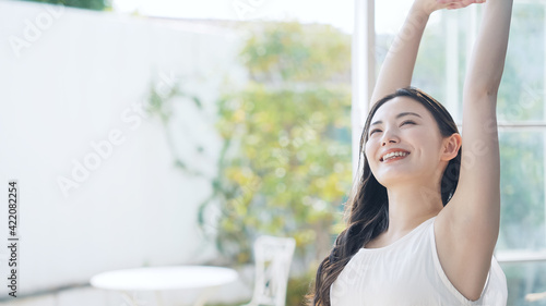 ストレッチする女性 Free Download ストレッチする女性 - GFXLoad