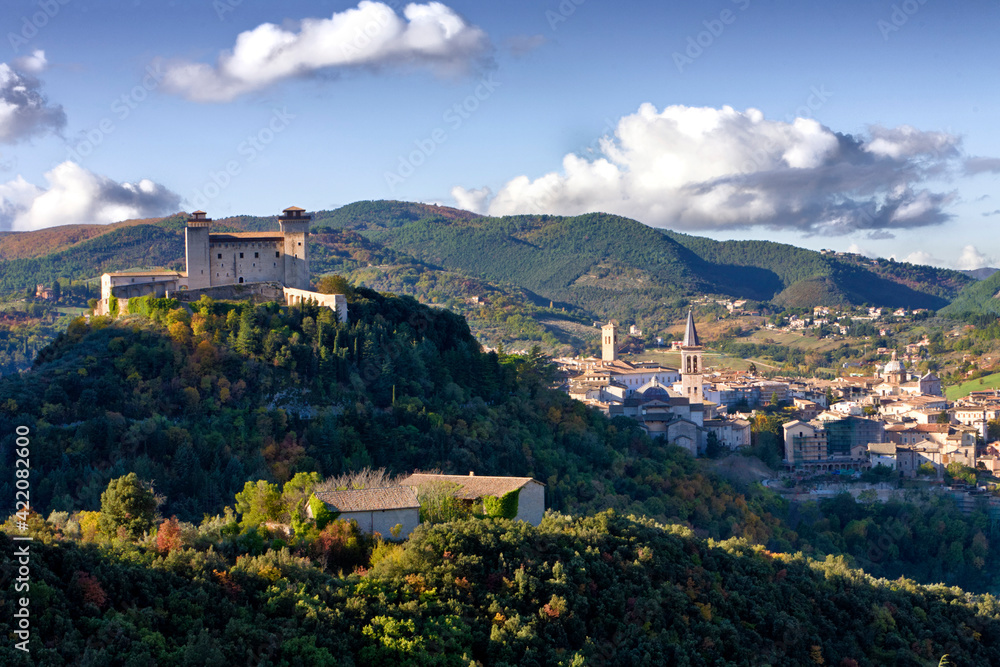 Spoleto, Perugia. Panorama della Rocca di Albornoz sopra la città da Via Giro dei Condotti.
