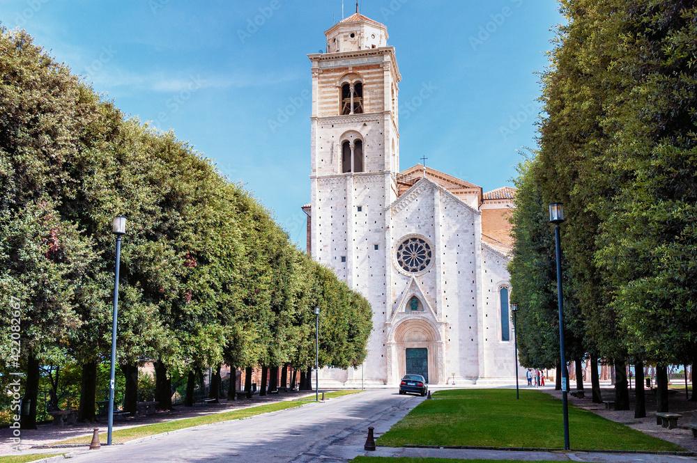 Fermo Fermo. Cattedrale di Santa Maria Assunta , preceduta da un viale ...