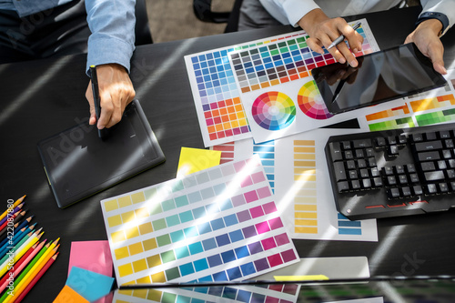 Obraz na płótnie Freelance creative designer team creation project with color chart in meeting